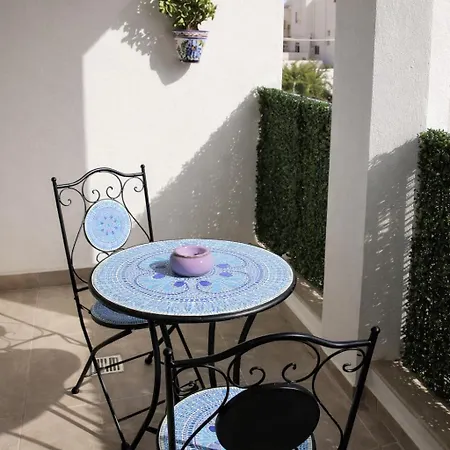 Designer One-bedroom In Scenic Apartman