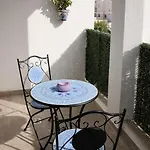 Designer One-bedroom In Scenic 아파트