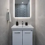 Designer One-bedroom In Scenic 아파트