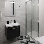 Designer One-bedroom In Scenic 마르사실로크