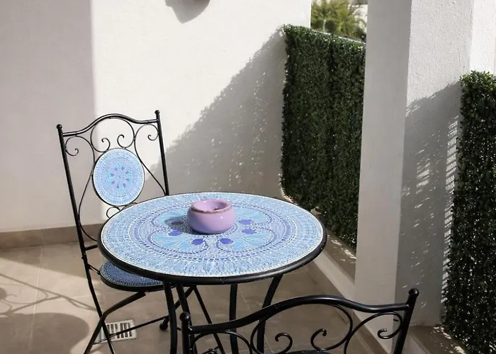 Designer One-bedroom In Scenic Apartament